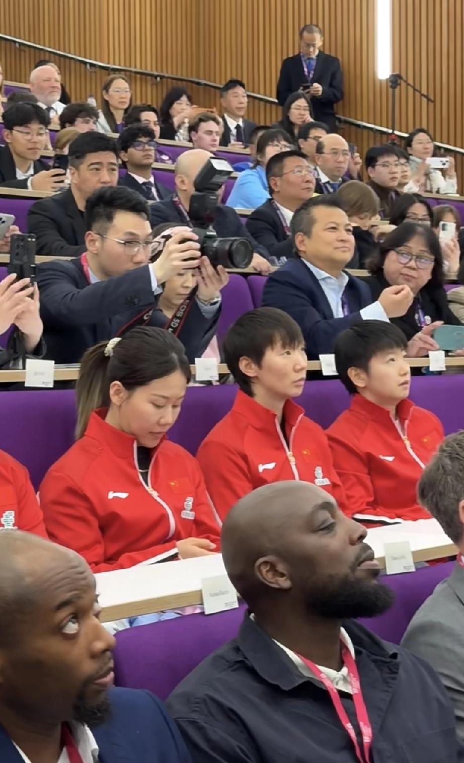 伦敦团体世乒赛结束后第一天，国乒团队没有立刻回国。大家一起去伦敦高校进行乒乓球“