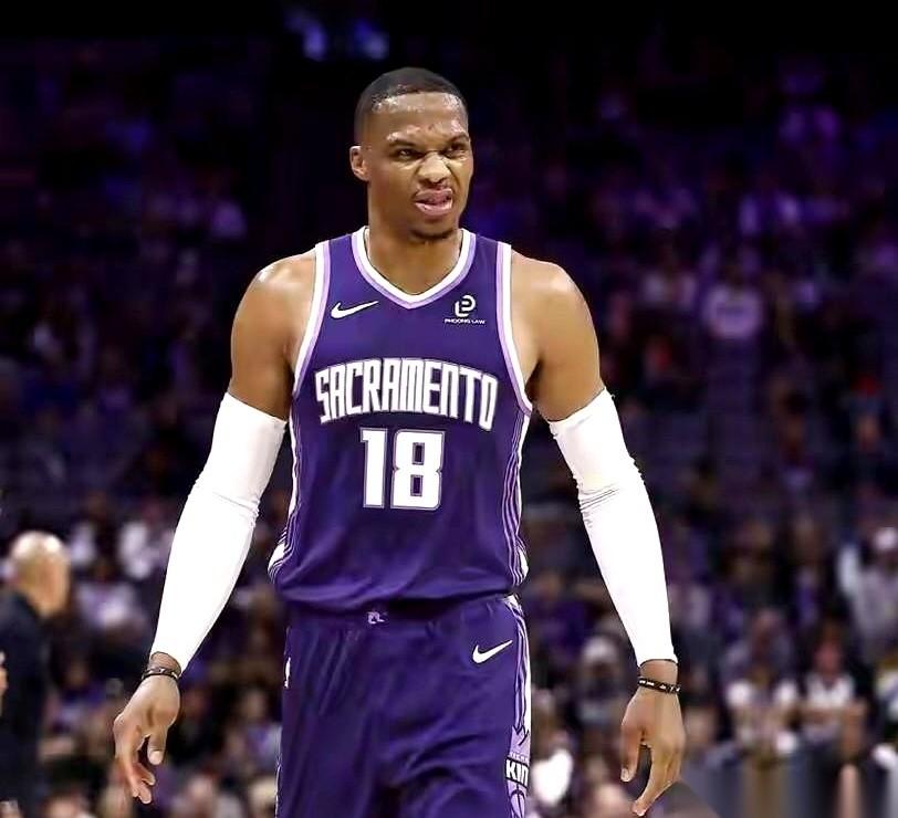 有人把球衣都拼湿了，有人却把一场唾手可得的胜利，亲手扔了。先看威少。31分钟，