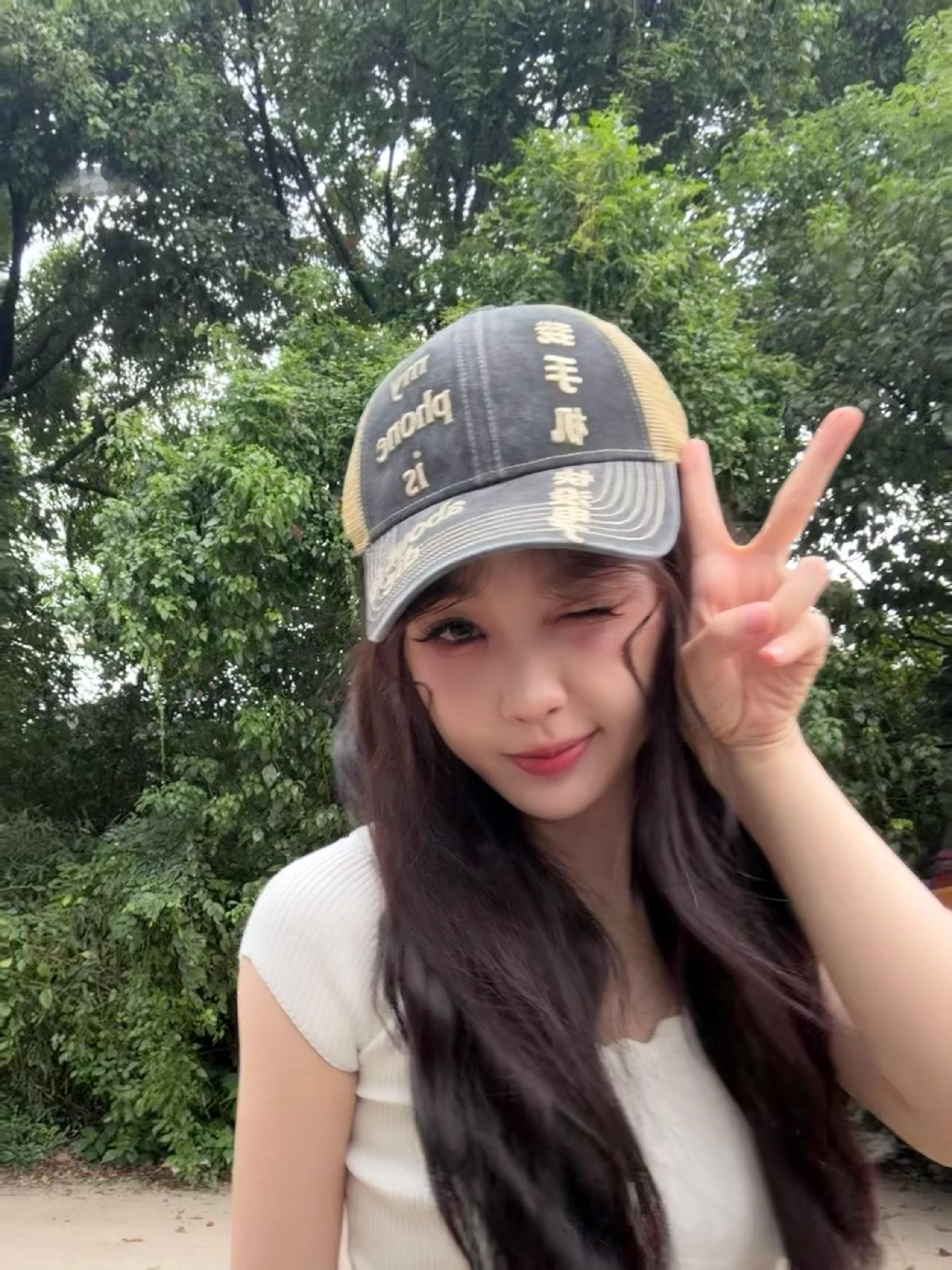 虞书欣帽子上写着我手机快没电了宝宝你萌​​​