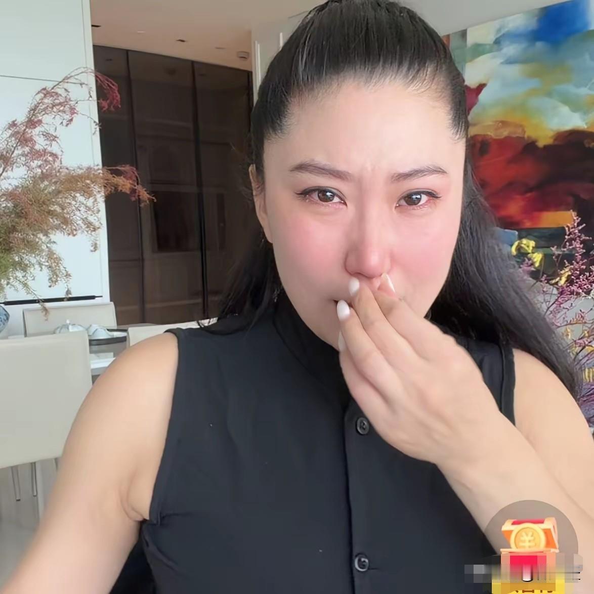 谢贤逝世后，前女友CoCo直播，真情流露。CoCo以前在直播间，欢乐多笑声多，即