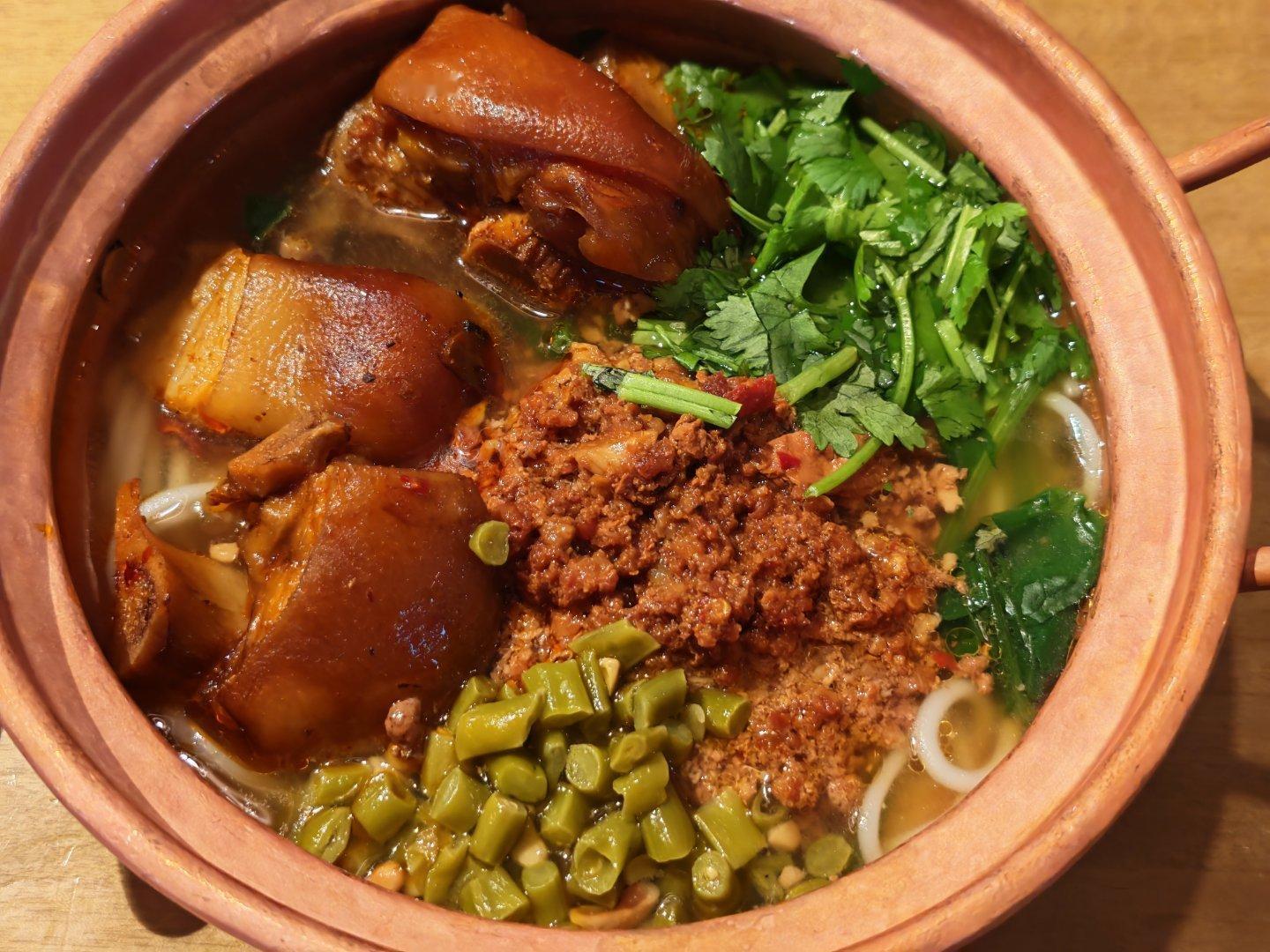 我自己搭配的米线，加了酸豆角、肉末、香菜，还有3个红烧猪脚。​​​