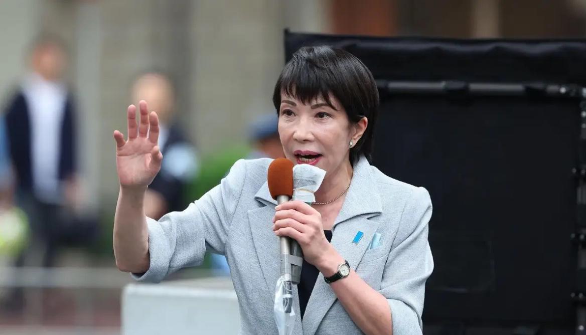 所有人都在等中国对日本出手，结果海关数据一公布，全都懵了。2025年11月，中国