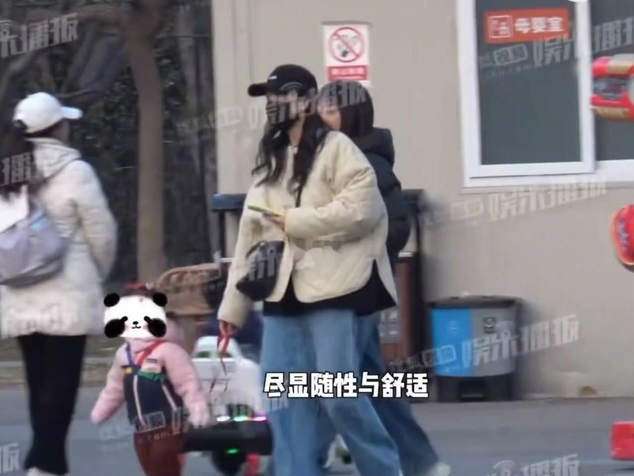 王鸥女儿都这么大了八卦媒体再次拍到王鸥的女儿了，今年7月份就拍到过保姆带王鸥女儿