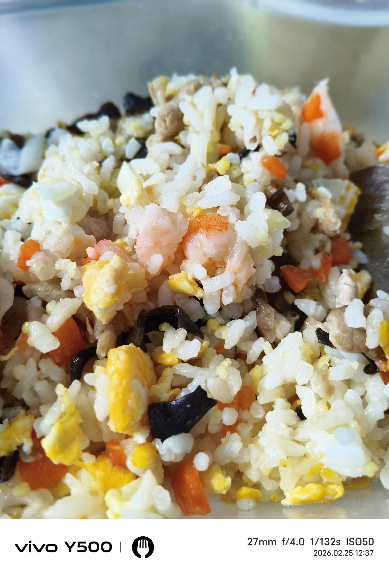 鸡蛋、胡萝卜丁、木耳丁、瘦肉丁、虾仁、葱花炒米饭，一小盒自制的咸菜，一小盒酸奶。