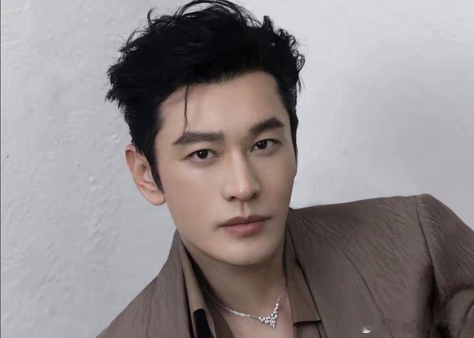 5年，黄晓明还是那个老板，杨紫却不是那个妹妹了。黄晓明高调发文，替杨紫新剧站台，