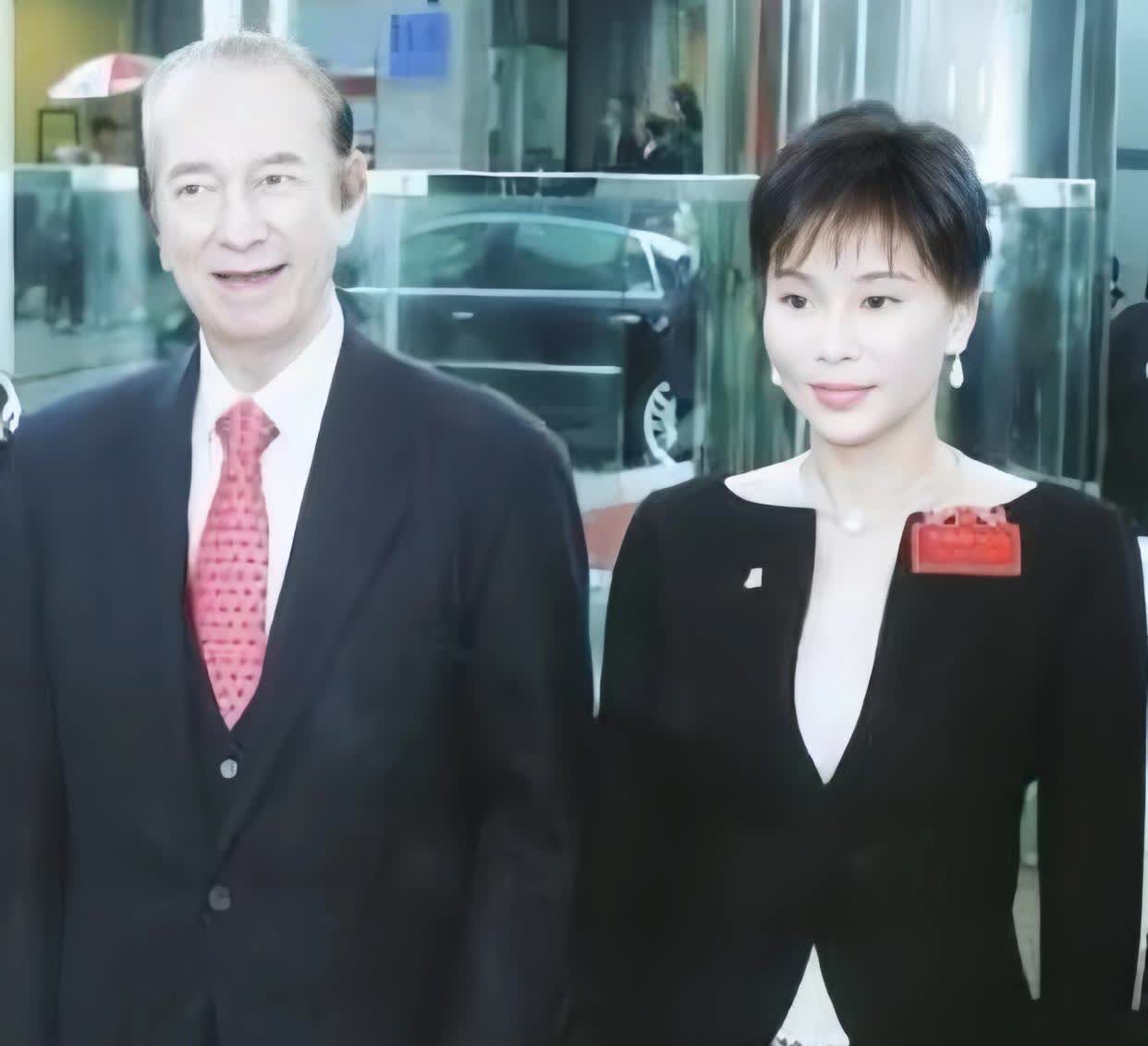 赌王三姨太：最强护工变阔太，千万级翡翠手镯一戴几十年～说起赌王的四个太太
