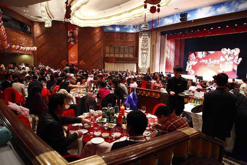 贵州六盘水这个“楼上百日宴、楼下婚宴”的瓜，看完直接刷新认知。10月9日左右男