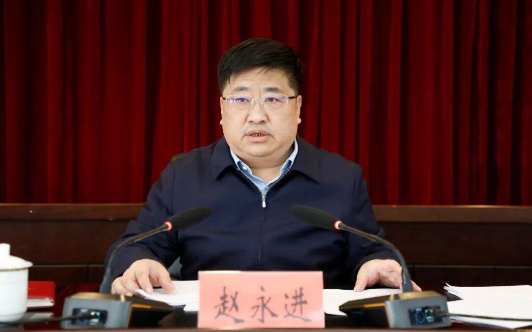 沁源县书记赵永进既幸运，又不幸。幸运的是，他从一个不知名的学校毕业，文凭不硬，却
