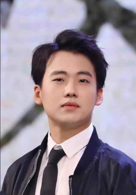 郭德纲的儿子，郭麒麟说:娱乐圈有一种现象，我最反感，明星出行请保镖，故意虚张声势