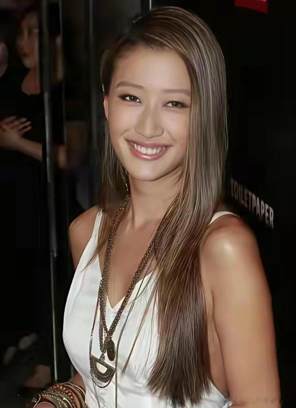 以前一直觉得谢婷婷皮肤偏黑，穿搭又是偏欧美风，算不上传统意义上的大美女，现在回头
