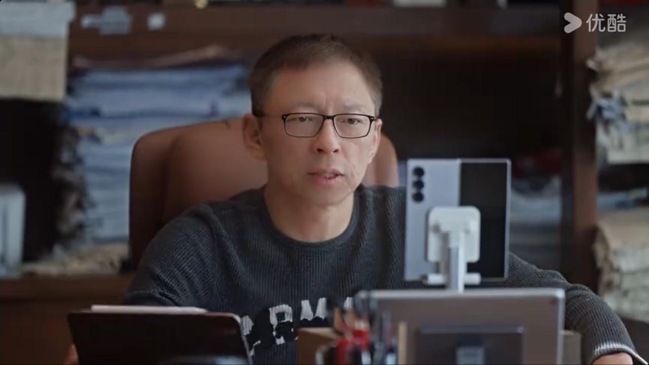 张朝阳用三星手机做直播！此前田朴珺采访搜狐创始人张朝阳，视频捕捉到张直播的画