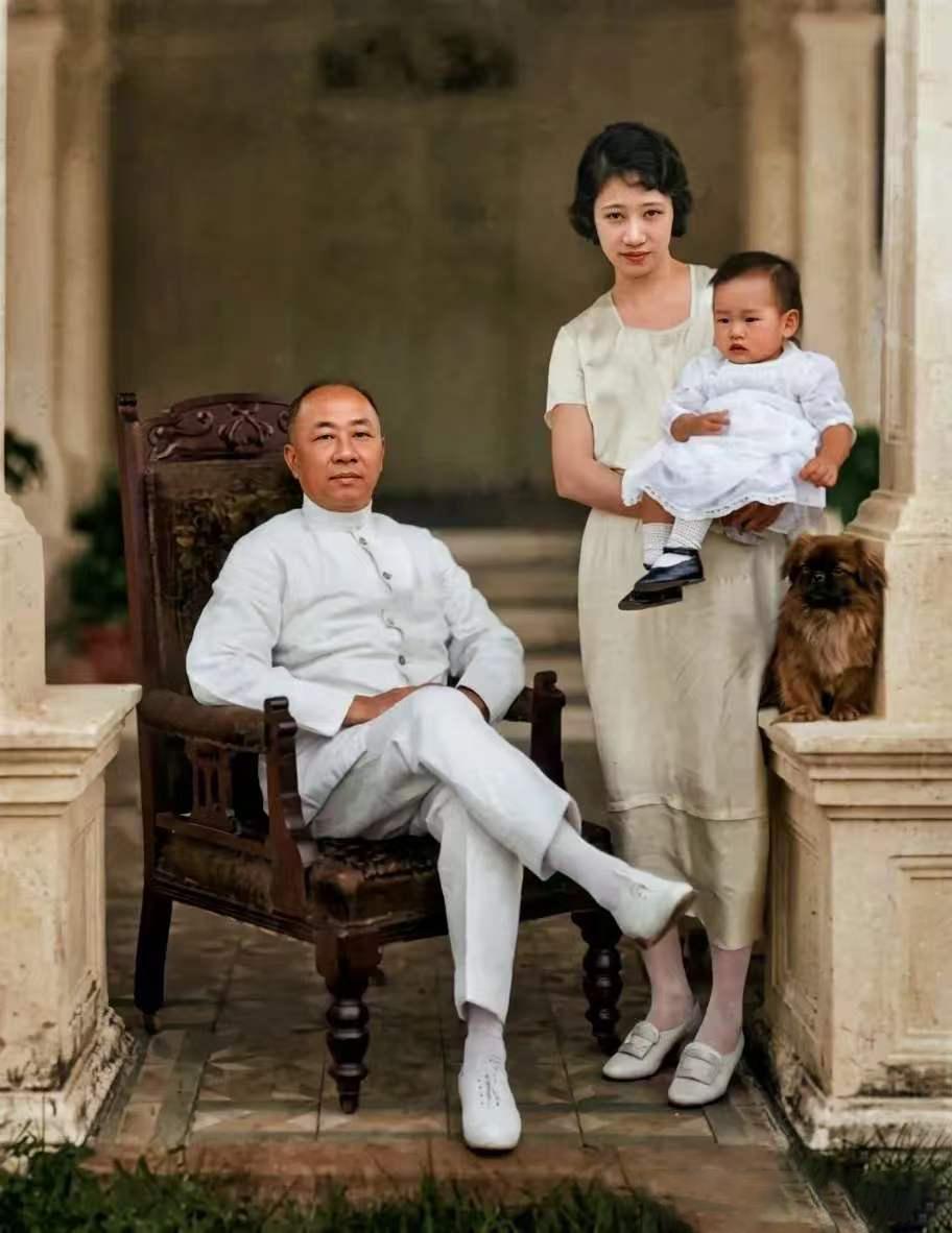 1923年新加坡，"印尼糖王"黄仲涵晚年的一张三代同堂照。坐椅子上的是黄