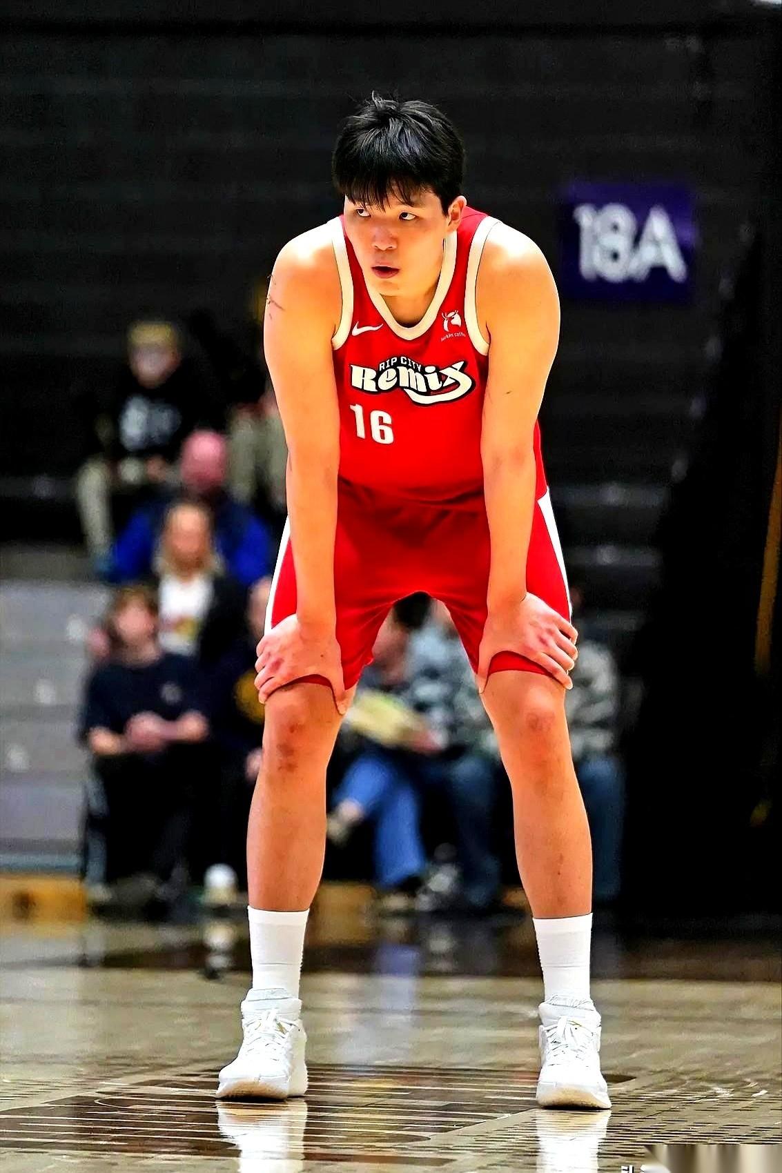 4分钟，8个零。说真的，看完我心里堵得慌。哥们儿，那可是NBA啊，垃圾时间啊