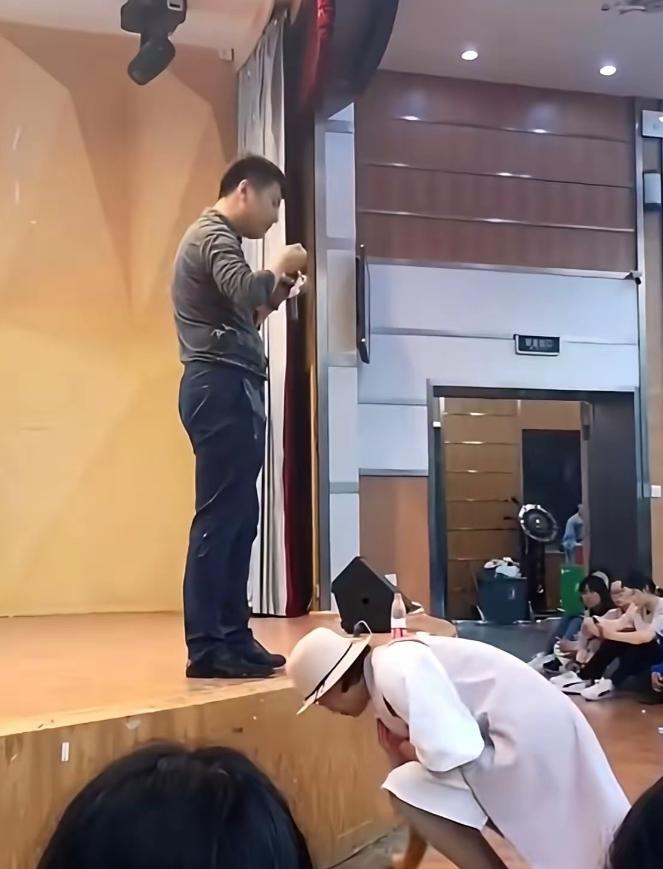 当年给张雪峰泼鲱鱼罐头的人，现在心情如何？肠子都悔青了吧！当年张雪峰在青岛演