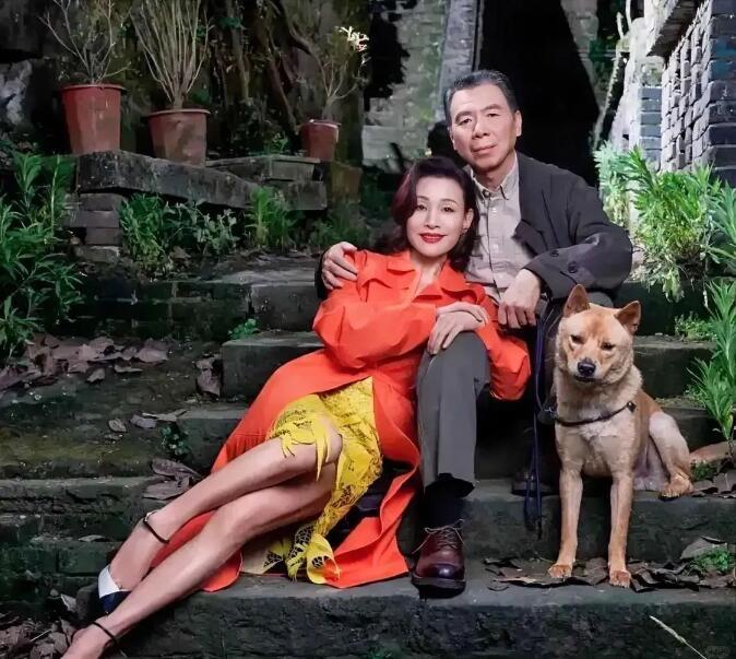 依偎在冯小刚导演旁边的中年女明星是谁呢？她看着比刘晓庆有气质，大大方方的，脸上没