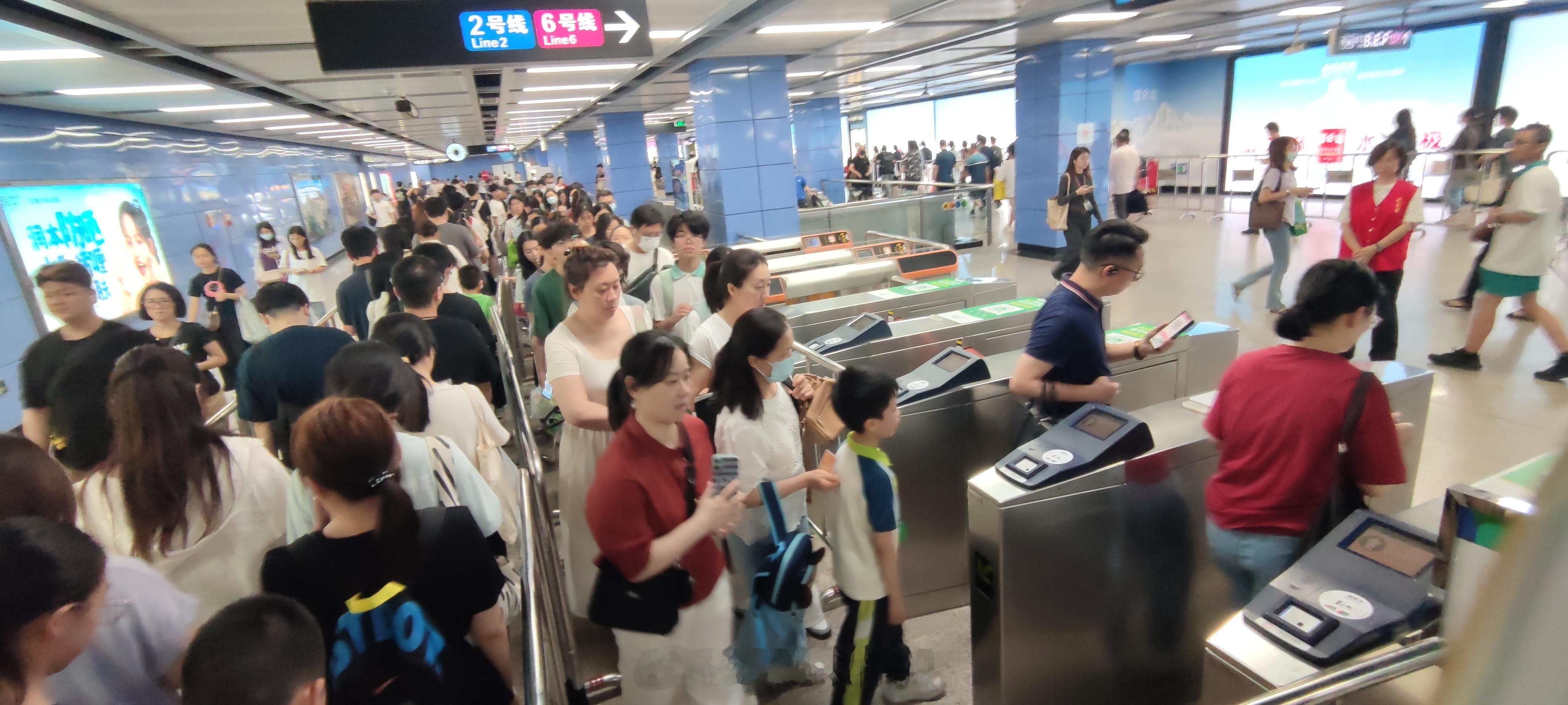 广州地铁海珠广场站每到周末就发癫大量关入闸机，今天直接关剩两个口。我以为站台出事