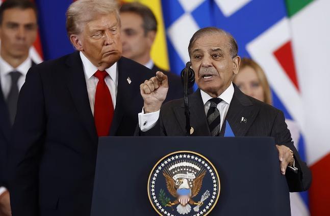 巴基斯坦或许也没想到！夏巴兹·谢里夫这位巴基斯坦总理如今却是带着巴基斯坦走上了一