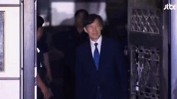 经典的捋头发动作，曹国就这么出狱了。他出来第一件事应该就是找尹锡悦麻烦！早些时候