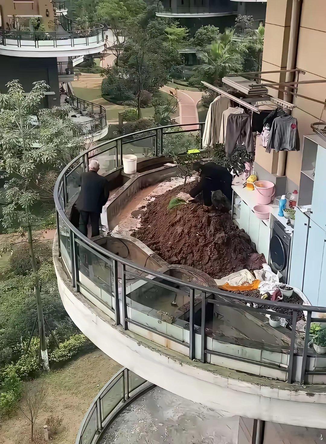 邻居家这么做合理吗？可以去举报吗？