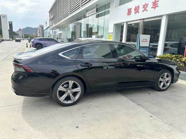 提11代半尊贵版体验下来就是车漆太薄，高速胎噪大，路边的花草都会刮花车漆，油耗