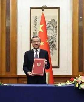 美国、北约联合施压加税500%！中国强势回击，力挺俄罗斯。近日，美国与北约联合