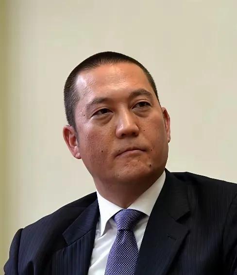 台湾创投圈的大佬蒋友松最近砸出了一个让整个岛内政坛炸锅的决定，他要强行搬走两口停