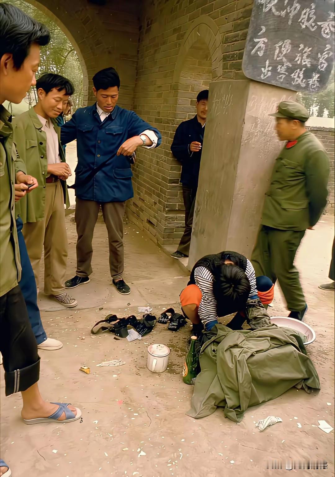 这是一张40年前的老照照片，拍摄时间是1984年，照片中一个人蹲在地上，手上盖着