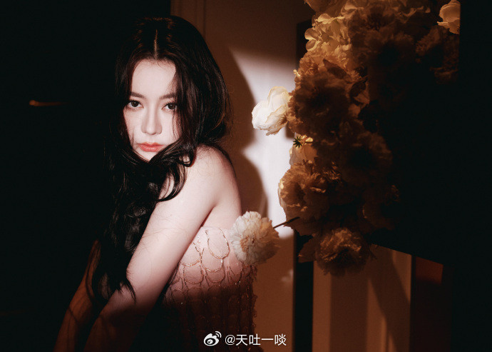 粉色抹胸裙、宛若花仙子灵气十足——迪丽热巴。每日明星美图分享