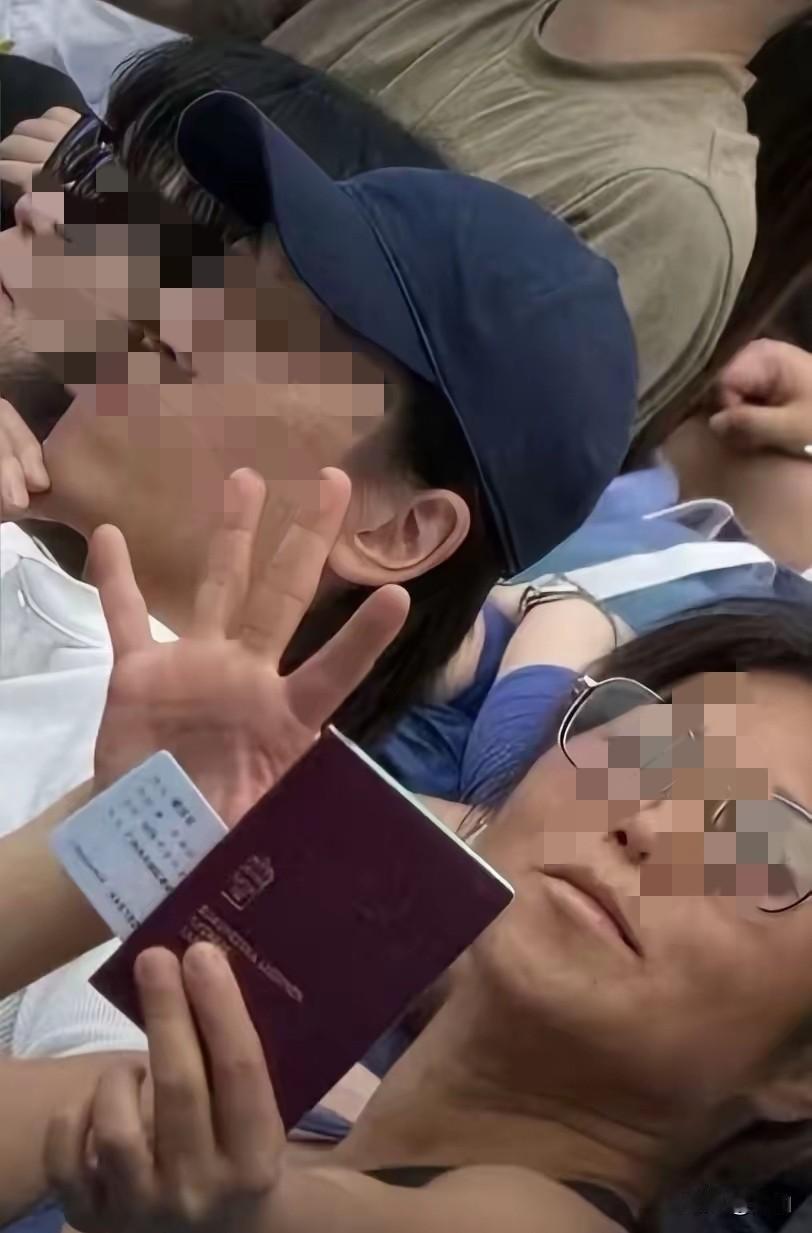 46岁的女子在上海网球大师赛现场看比赛，喝了酒就一直大声嚷嚷，多次尖叫，她拿出证