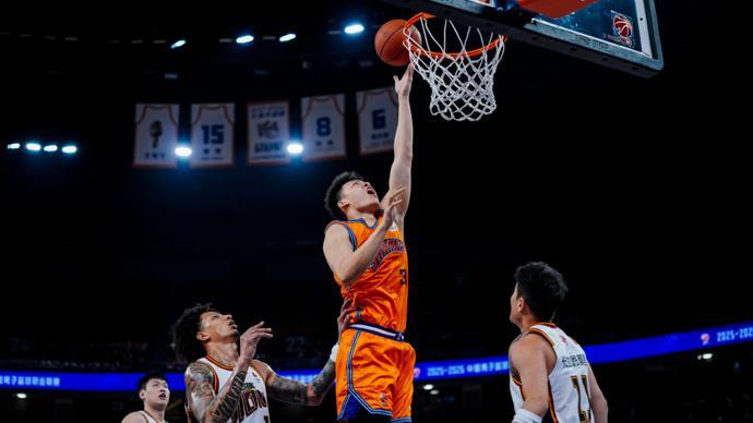 上海男篮豪取17连胜！久事有望让球迷结束CBA联赛24年的等待！申花应该也快了，