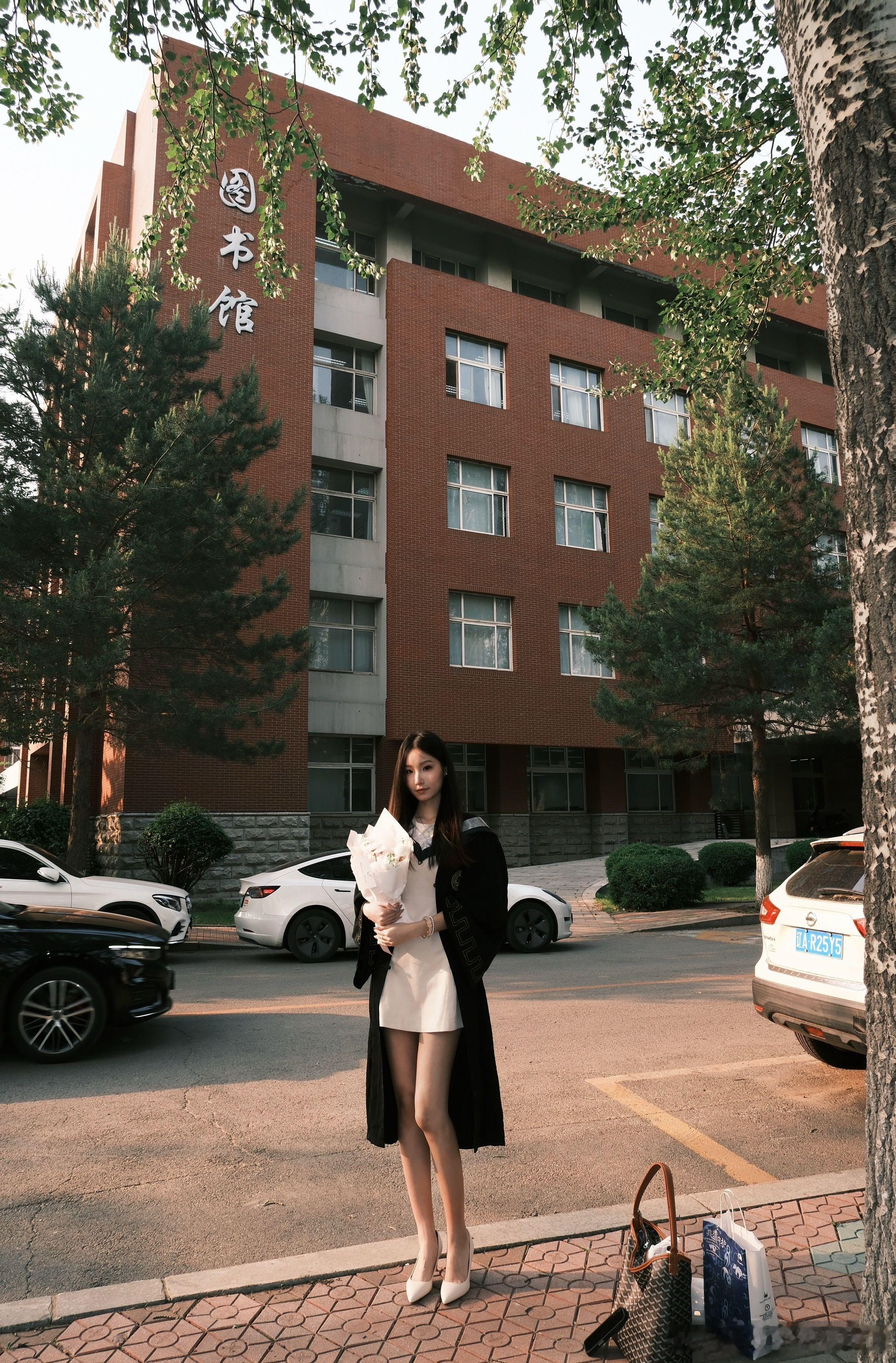 白色高跟鞋搭配学士服，在这最美毕业季～​​​