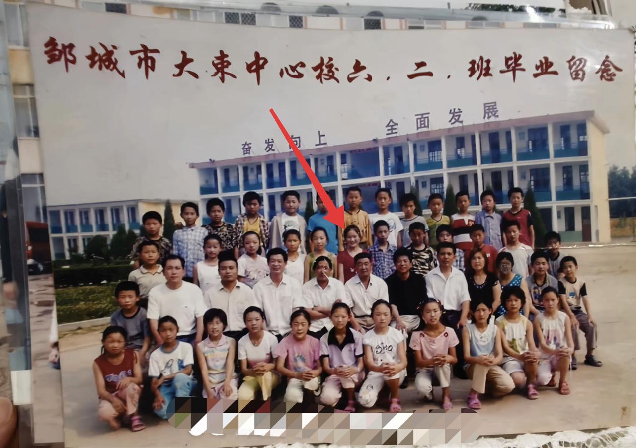曹某凤小学同学也跟着她火了一把今天有一位ip显示山东的网友晒出一张曹某某小学毕
