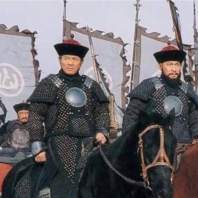 乾隆亲自审问川陕总督张广泗，张广泗在拷打之下，坚称自己无罪。乾隆大怒，下令将其斩