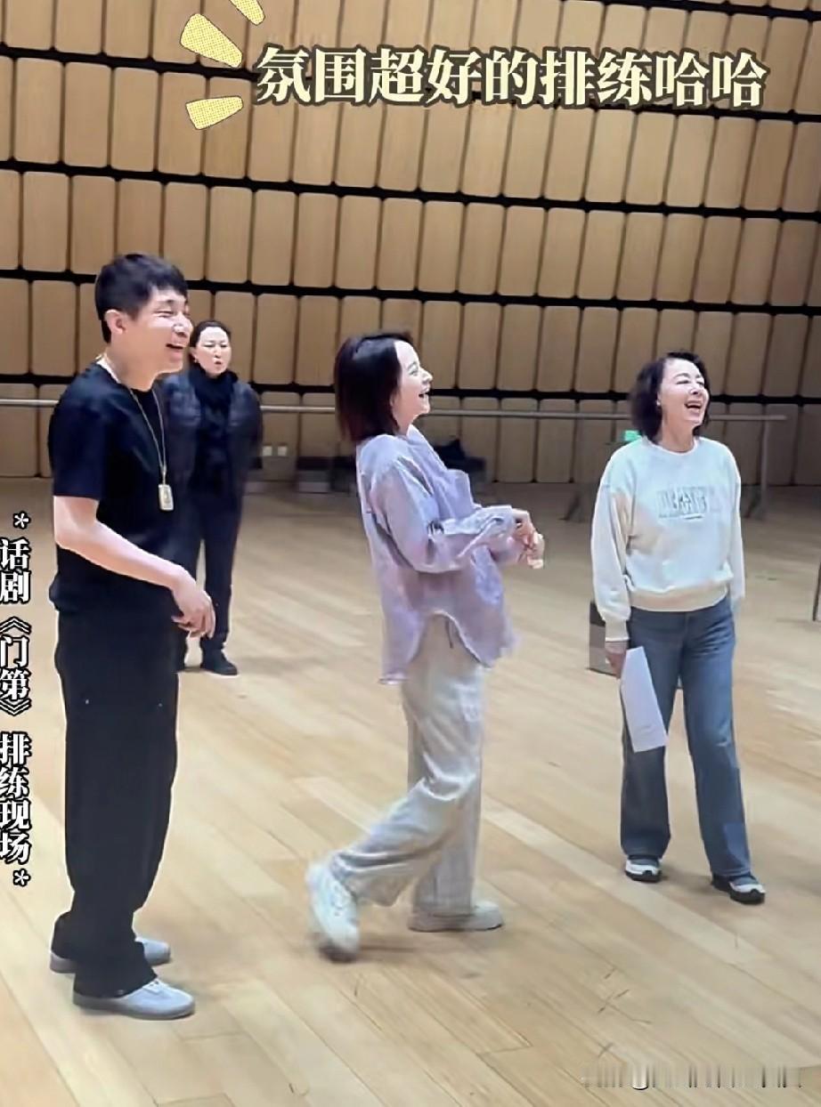 说实话，娱乐圈的尽量还是找同行比较好。圈外人真的很难接受，自己的老婆跟别人搂