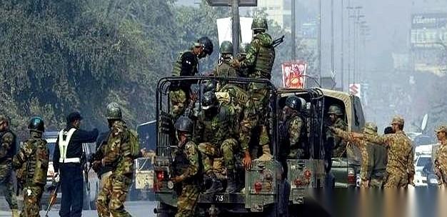 很多人都好奇，巴基斯坦到底能不能打过印度？光看纸面数据，印度那边兵多将广，坦克