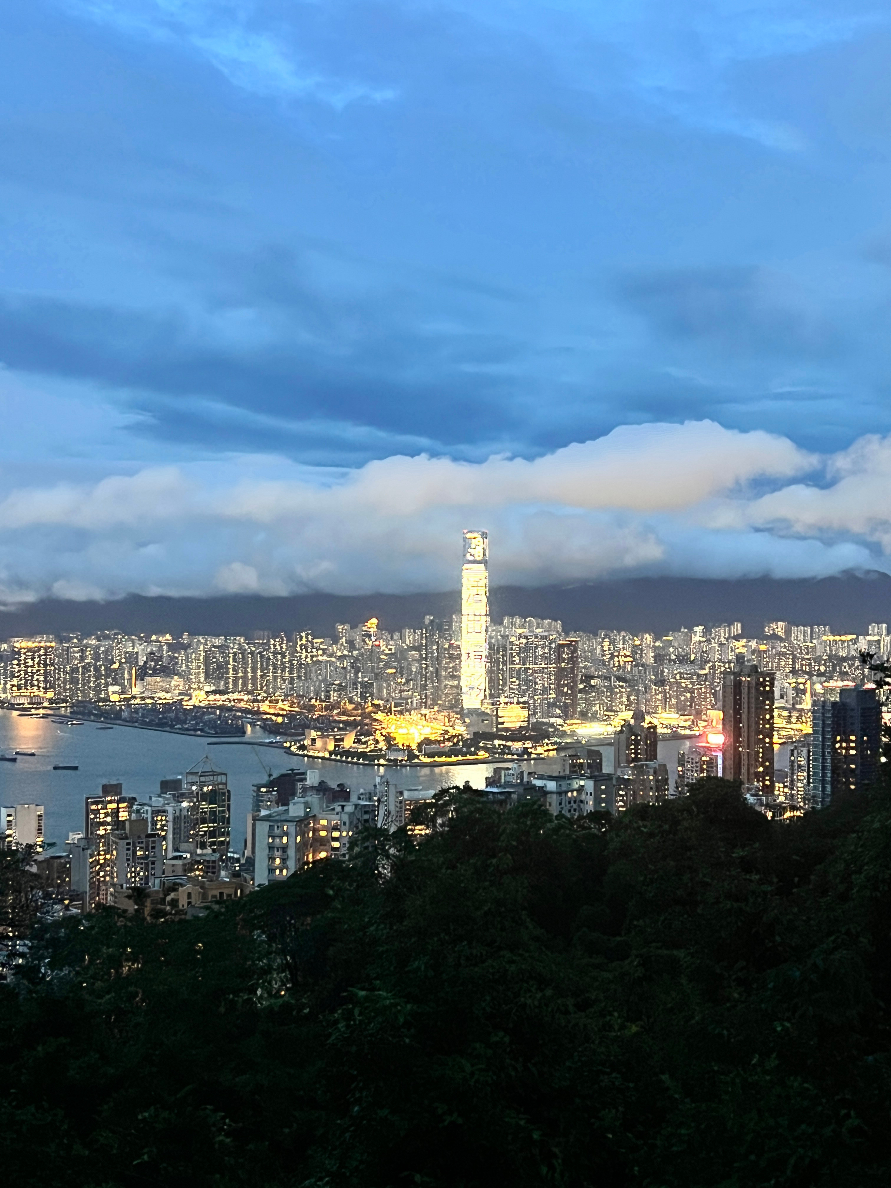 从广州陪摄影的伙伴来香港买长焦镜头，住尖沙咀超便宜的小旅馆，双人间一晚上一个人1