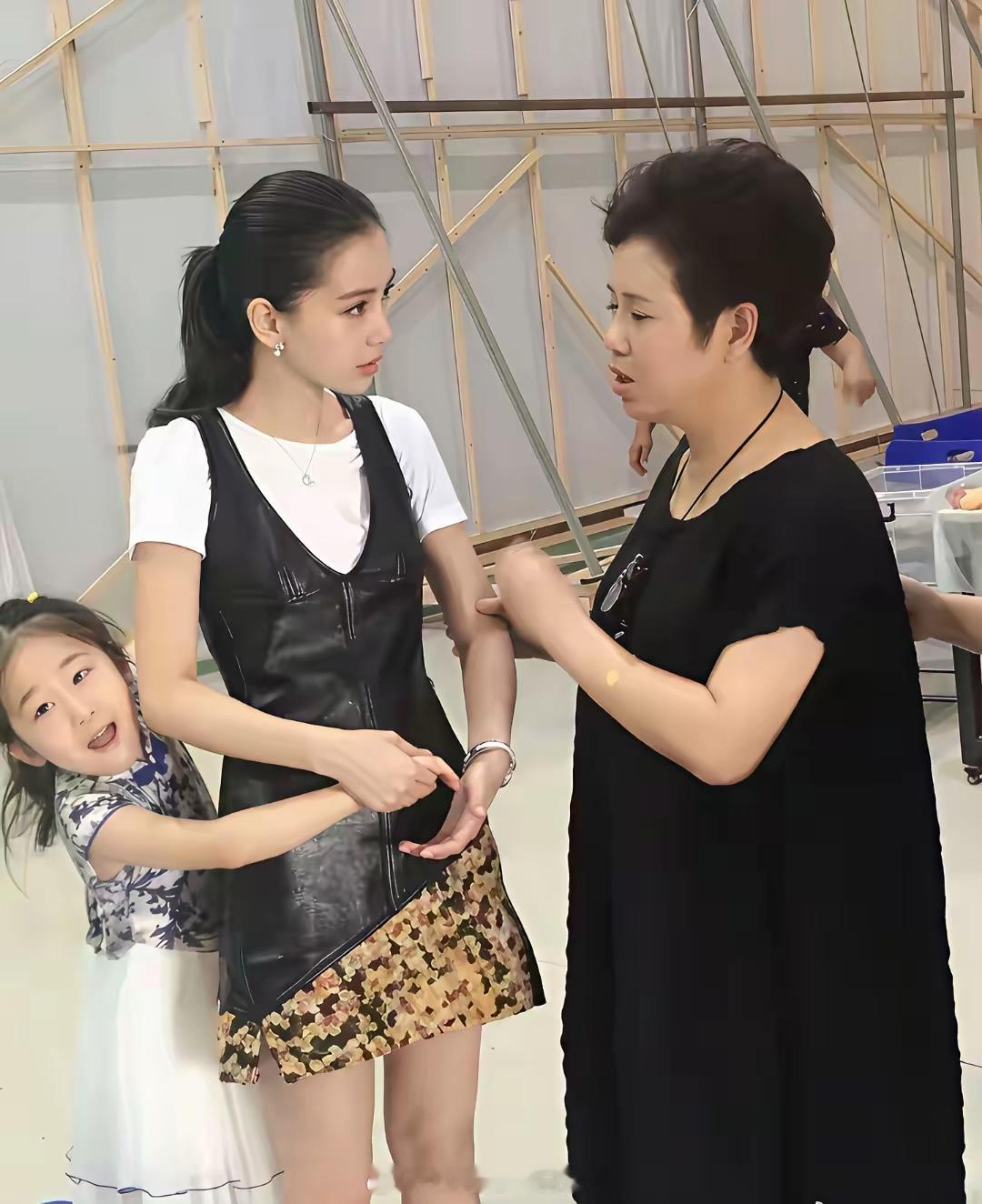 杨颖太美太招人稀罕，小孩子也对她爱不释手，抱住不放