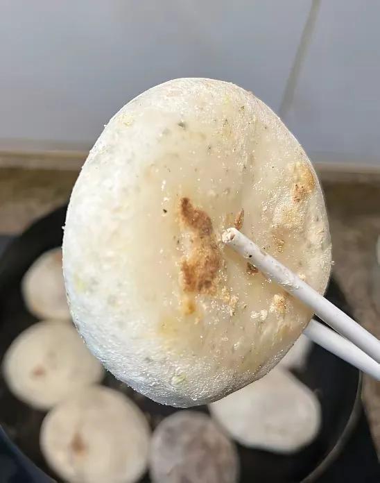 搞不懂有些人对发霉食物的容忍度！早上的豆皮、下午的糍粑长了霉点，他们说能吃，上了