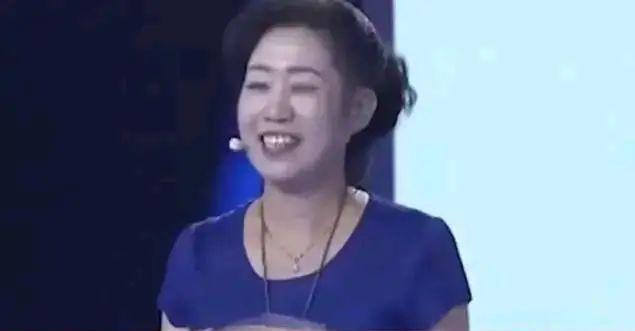 “我母亲留给我的东西，我凭什么上交？”北京大妈拿着一万元的纸币去鉴宝，说这是收拾