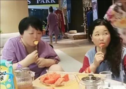 大娘真懂得享受生活！一家三口去泡温泉，还有甜品点心成舌尖上的美味。二伯在