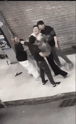 好家伙，这是真捅啊！还捅了好几刀，最后一刀，应该是捅到心脏了，血直接喷出来，看