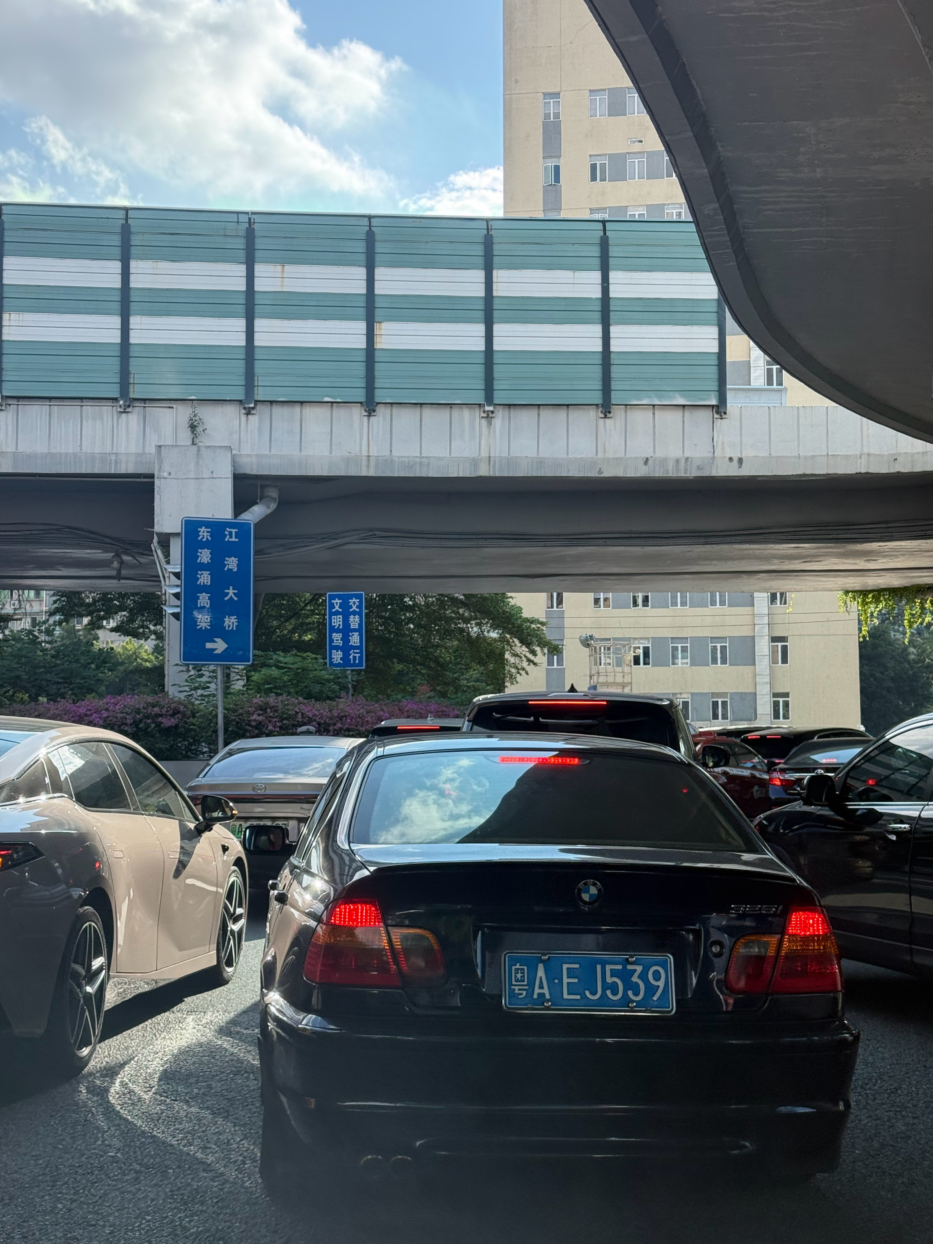 突然，这台老宝马一个箭步，插在我前面……尽管他灯又没带，手也没摆，但还是静静跟在