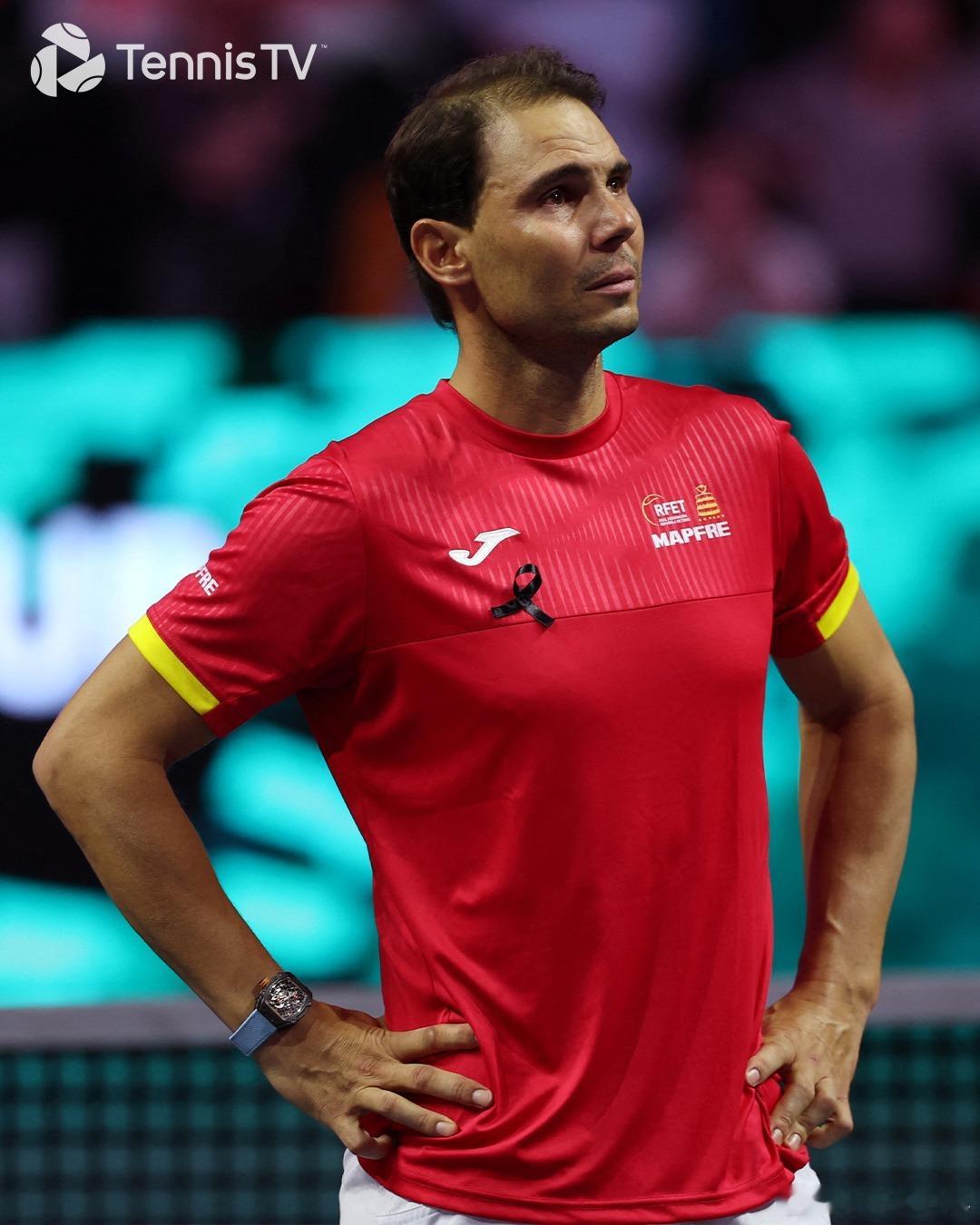 一代传奇优雅转身👋一年前的今天，西班牙网坛传奇纳达尔正式告别职业赛场，但“纳达