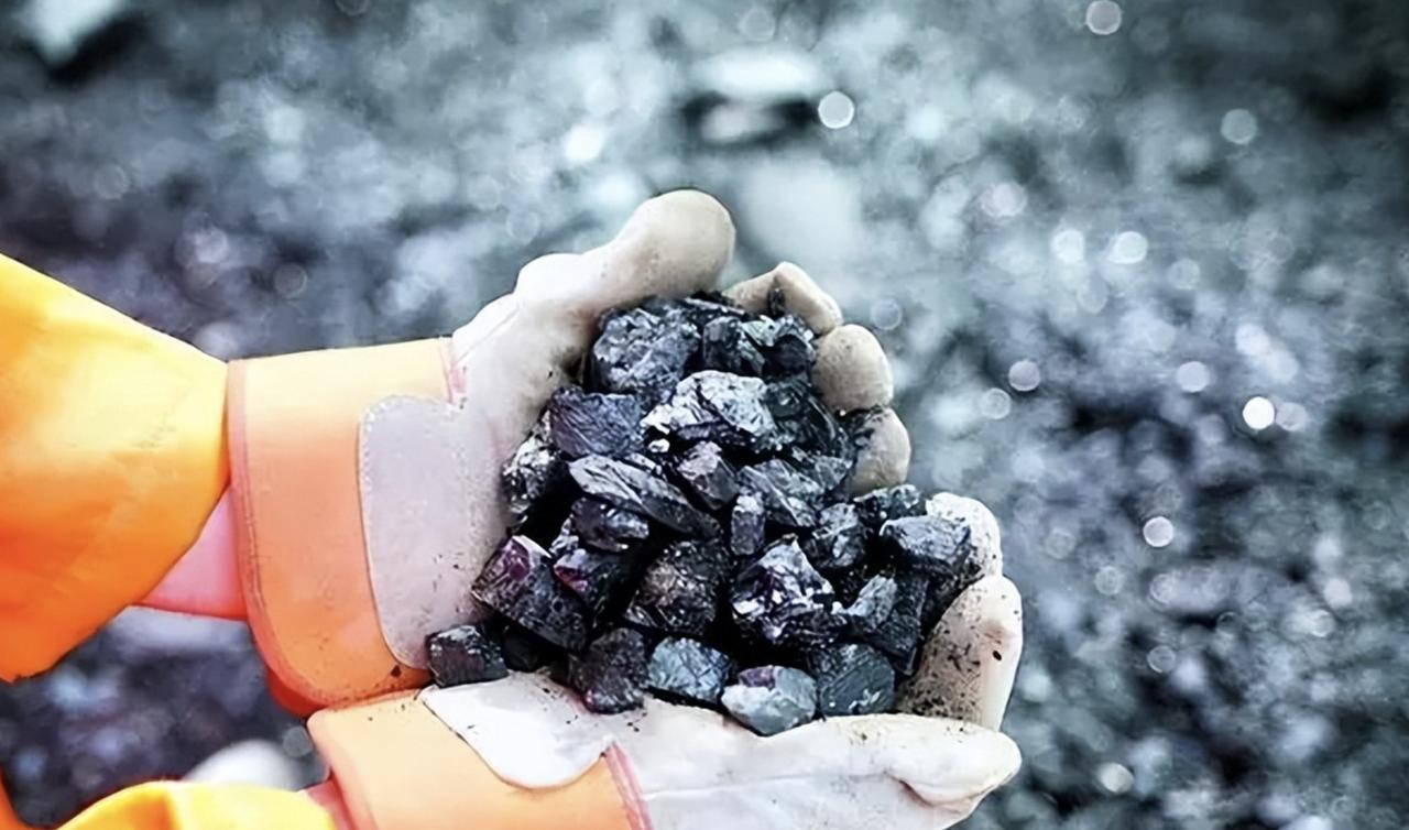 中国布局16年,西芒杜200万吨铁矿石发出,中国不仅拿回铁矿石定价权,人民币结算