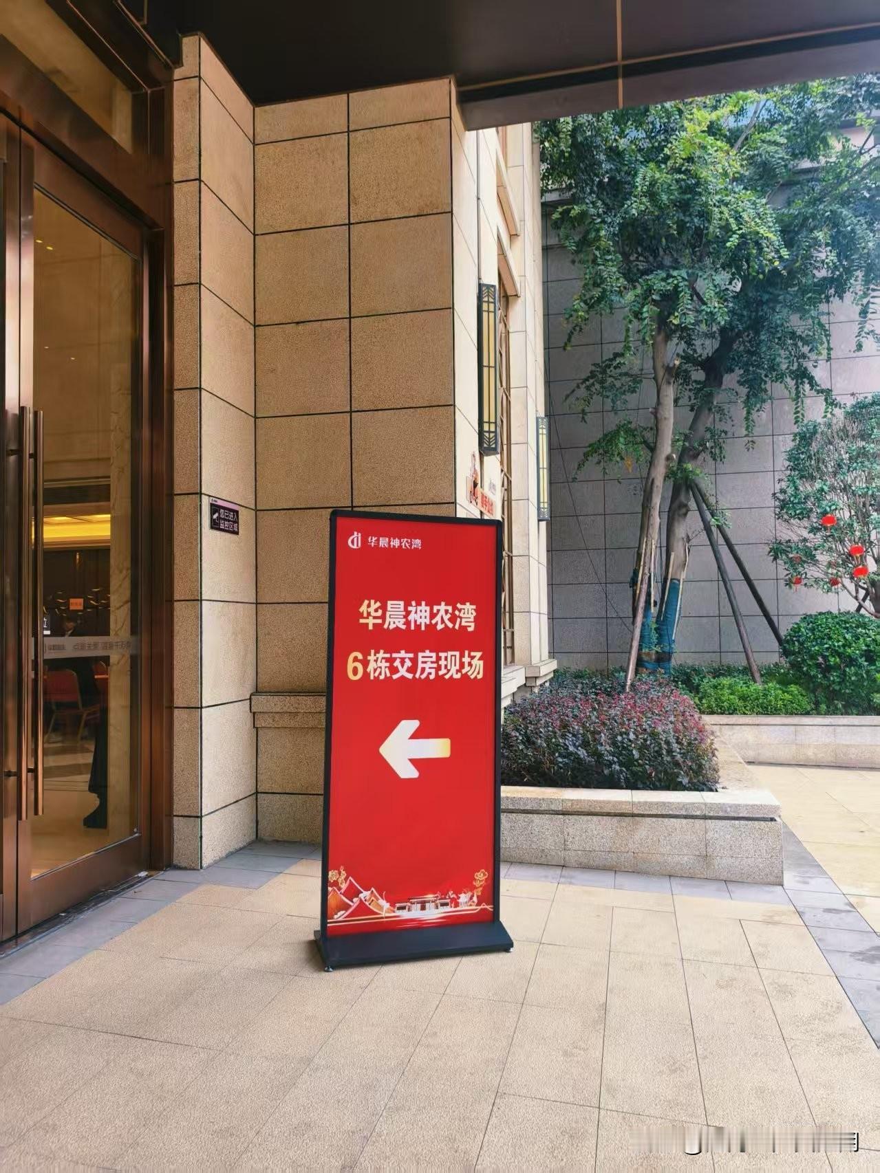 简直离了个大谱！这吃相简直太难看了吧，烂尾楼房子还没收尾完工，物业却急吼吼