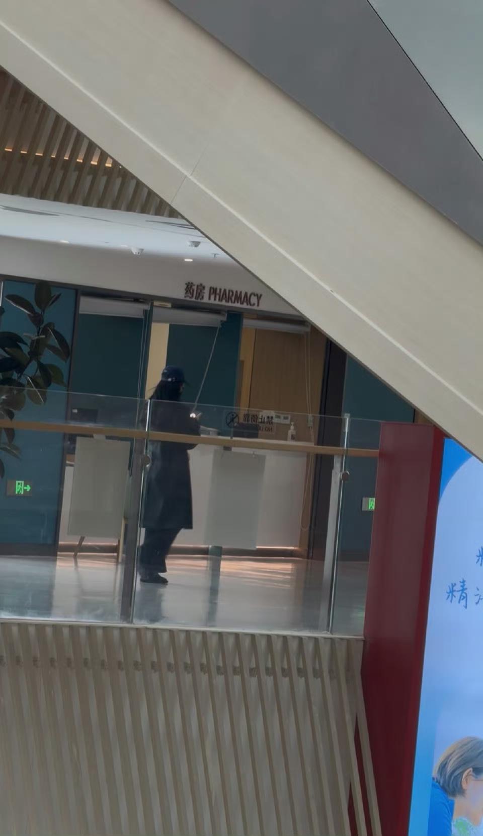 有网友在医院疑似偶遇张雨绮的视频流出，视频里张雨绮头戴黑色棒球帽身穿黑色宽松大衣