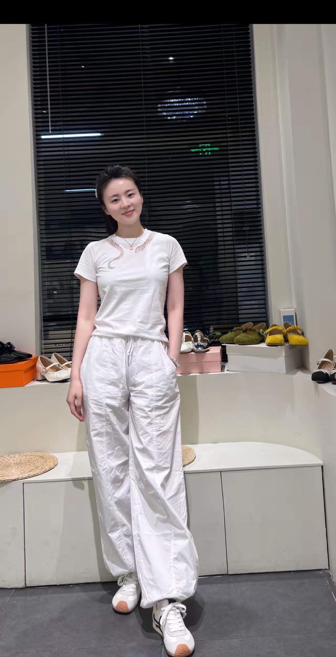 简约风穿搭指南：白色T恤+阔腿裤，轻松自在！👗👖👟