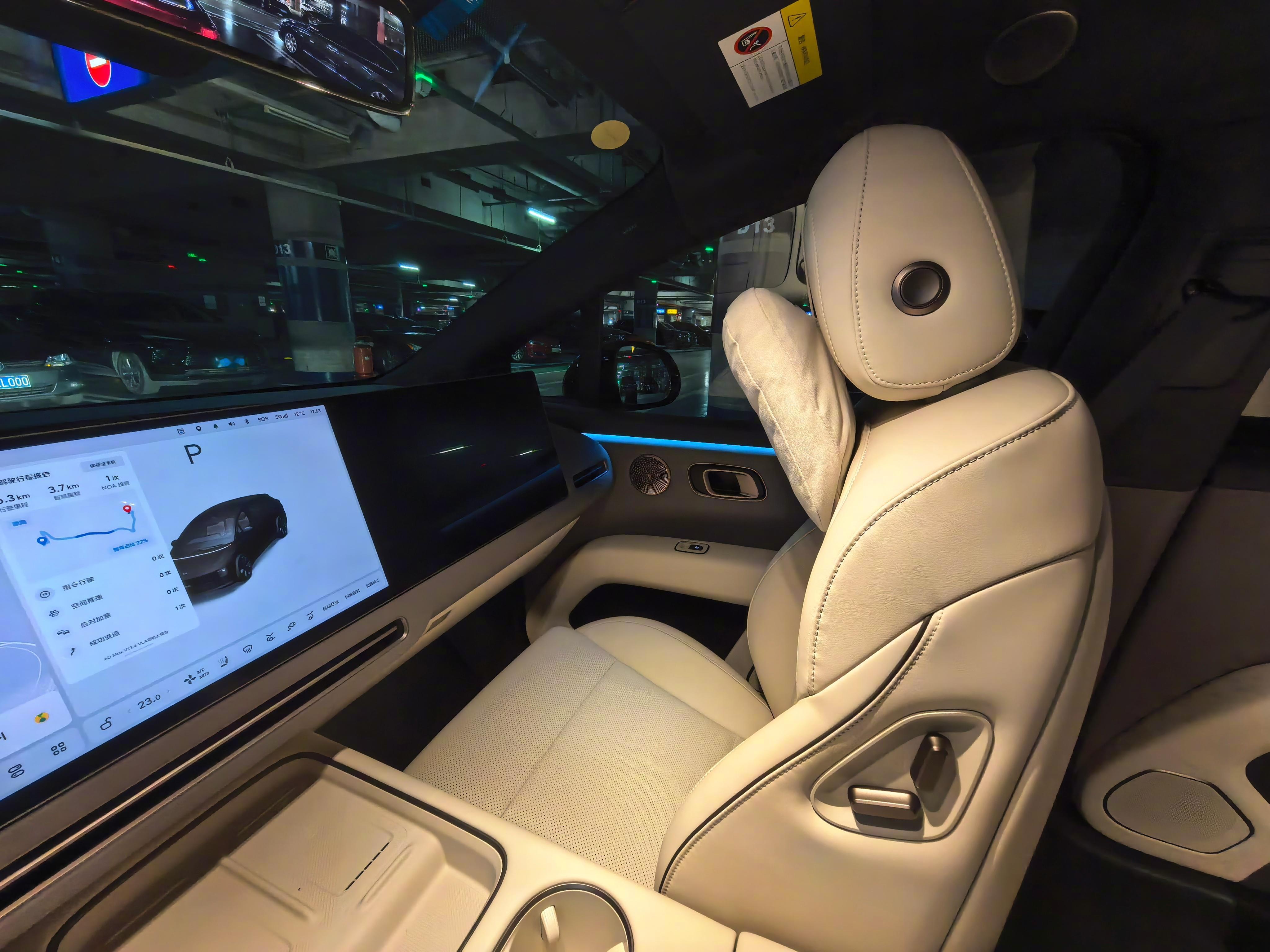 现在我的车副驾常年都是这么收起的，正好不影响看后视镜角度。家人上车，一般都坐后面