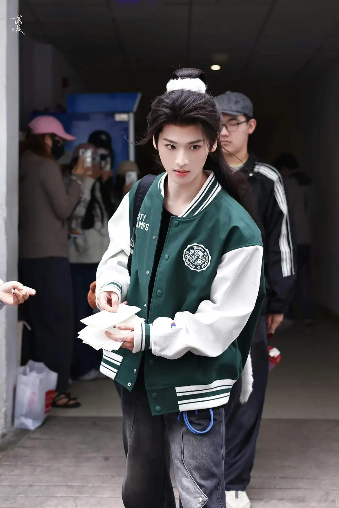 一轮自从这张图广为流传后，就开始注重个人形象了，现在门口聚集着大流量的粉丝，不打