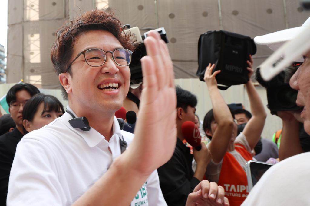 沈伯洋市场扫街受欢迎？李明贤：很多摊贩都在骂台北市长选战选情升温，民进党候选人